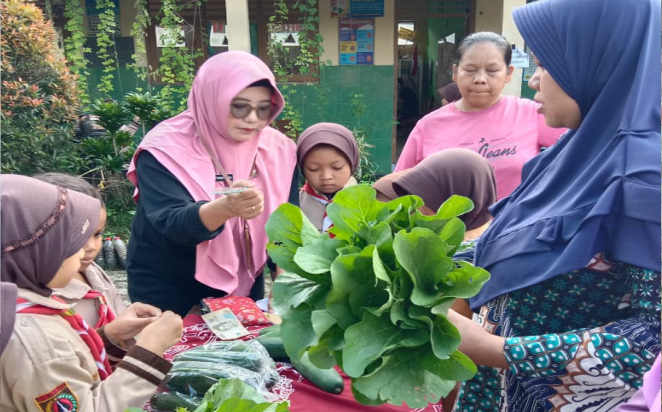 Siswa berlatih bertani sejak dini dengan fokus pada tanaman hortikultura
