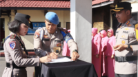AKP Kumala Enggar Anjarani, S.T.K., S.I.K saat upacara serah terima jabatan (sertijab) di halaman Mapolres Purbalingga, Senin 6 Januari 2025. AKP Kumala Enggar Anjarani, S.T.K., S.I.K saat upacara serah terima jabatan (sertijab) di halaman Mapolres Purbalingga, Senin 6 Januari 2025.