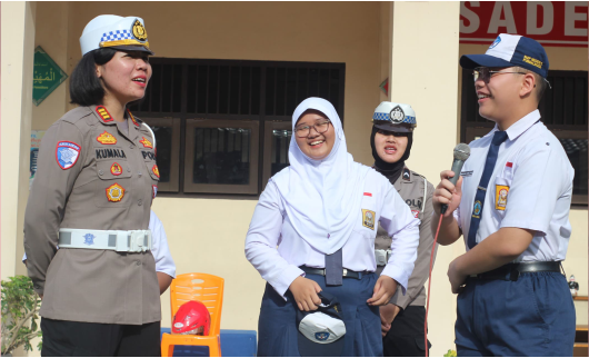 Kasat Lantas Polres PurbaIingga, AKP Kumala Enggar Anjarani saat kegiatan Police Goes To School di SMP Negeri 3 PurbaIingga