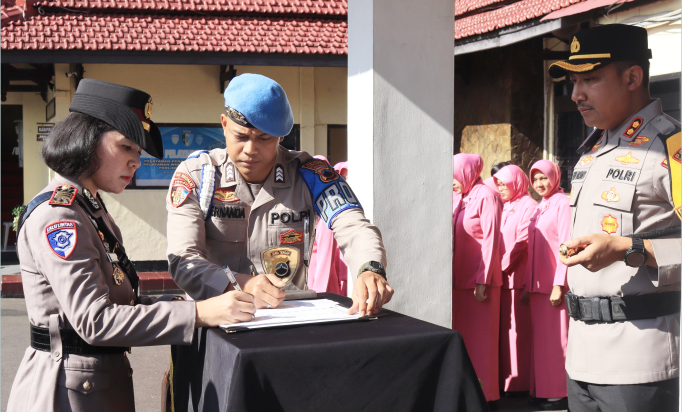 AKP Kumala Enggar Anjarani, S.T.K., S.I.K saat upacara serah terima jabatan (sertijab) di halaman Mapolres Purbalingga, Senin 6 Januari 2025. AKP Kumala Enggar Anjarani, S.T.K., S.I.K saat upacara serah terima jabatan (sertijab) di halaman Mapolres Purbalingga, Senin 6 Januari 2025.