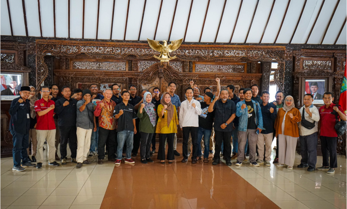 Bupati Purbalingga, Dyah Hayuning Pratiwi (Tiwi) saat beramah tamah dengan wartawan di Pringgitan Pendapa Dipokusumo Purbalingga, Jumat 03 Januari 2025 sore. Bupati Purbalingga, Dyah Hayuning Pratiwi (Tiwi) saat beramah tamah dengan wartawan di Pringgitan Pendapa Dipokusumo Purbalingga, Jumat 03 Januari 2025 sore.