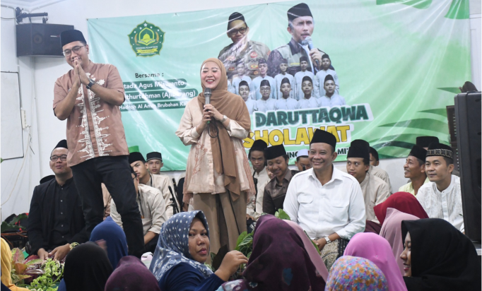 Bupati Purbalingga, Dyah Hayuning Pratiwi mengikuti acara Pondok Pesantren Daruttaqwa Bersholawat, di Desa Brobot, Kecamatan Bojongsari, Jum'at  3 Januari 2025.
