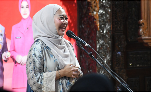 Bupati Tiwi dalam acara Pisah Sambut Kapolres Purbalingga, di Pendopo Dipokusumo, Purbalingga Bupati Purbalingga, Dyah Hayuning Pratiwi (Tiwi) mewakili Forkopimda dan Pemkab Purbalingga mengucapkan selamat bertugas kepada Kapolres yang baru AKBP Achmad Akbar.