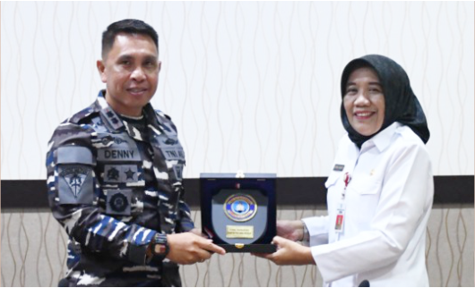 Komandan Pangkalan TNI Angkatan Laut (Danlanal) Cilacap, Letkol Laut (PM) Damianus Denny Nixon Ogi bersama Sekda Kabupaten Purbalingga, Herni Sulasti saat kunjungan kerja ke Pemkab Purbalingga, di Ruang Rapat Bupati, Rabu 8 Januari 2025