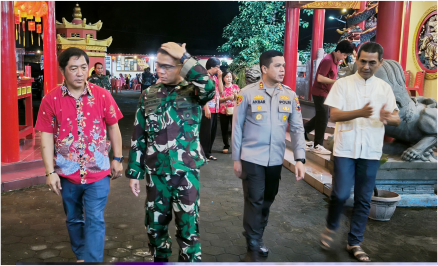 Ketua Klenteng Hok Tek Bio PurbaIingga, Hoa Sungkono membersamai Kapolres Purbalingga AKBP Achmad Akbar bersama Dandim 0702 Purbalingga Letkol Inf. Untung Iswahyudi memantau langsung pengamanan ibadah Perayaan Tahun Baru Imlek 2576 Kongzili – 2025 Masehi di Kelenteng Hok Tek Bio PurbaIingga, Selasa 28 Januari 2025 malam. Ketua Klenteng Hok Tek Bio PurbaIingga, Hoa Sungkono membersamai Kapolres Purbalingga AKBP Achmad Akbar bersama Dandim 0702 Purbalingga Letkol Inf. Untung Iswahyudi memantau langsung pengamanan ibadah Perayaan Tahun Baru Imlek 2576 Kongzili – 2025 Masehi di Kelenteng Hok Tek Bio PurbaIingga, Selasa 28 Januari 2025 malam.