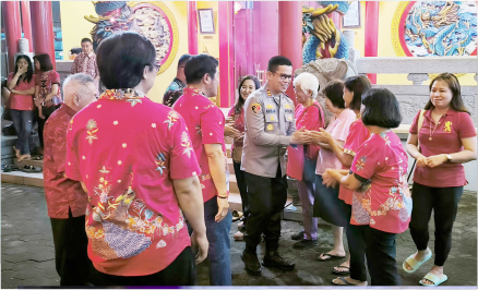 Kapolres Purbalingga AKBP Achmad Akbar dan Dandim 0702 Letkol Inf. Untung Iswahyudi memantau langsung pengamanan ibadah Perayaan Tahun Baru Imlek 2576 Kongzili – 2025 Masehi di Kelenteng Hok Tek Bio PurbaIingga, Selasa 28 Januari 2025 malam.