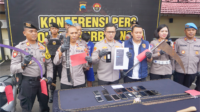 Kapolres Purbalingga AKBP Achmad Akbar, Wakapolres Kompol Donny Krestanto dan Kasat Reskrim AKP Aris Setianto saat konferensi pers, di Mapolres Purbalingga, Senin 27 Januari 2025. Kapolres Purbalingga AKBP Achmad Akbar, Wakapolres Kompol Donny Krestanto dan Kasat Reskrim AKP Aris Setianto saat konferensi pers, di Mapolres Purbalingga, Senin 27 Januari 2025.
