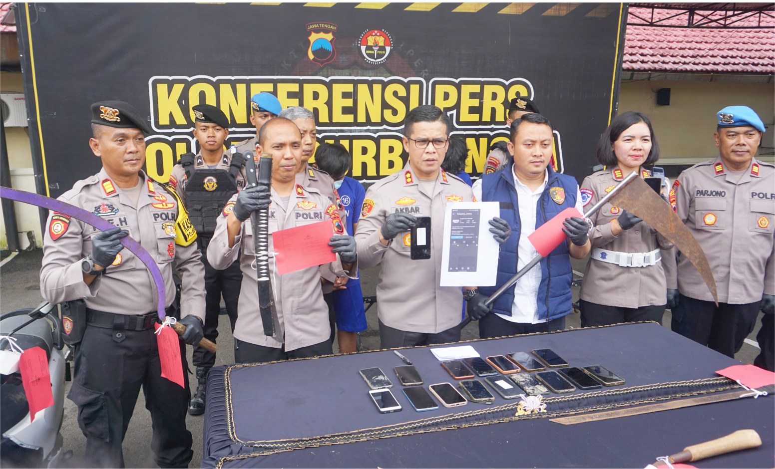 Kapolres Purbalingga AKBP Achmad Akbar, Wakapolres Kompol Donny Krestanto dan Kasat Reskrim AKP Aris Setianto saat konferensi pers, di Mapolres Purbalingga, Senin 27 Januari 2025. Kapolres Purbalingga AKBP Achmad Akbar, Wakapolres Kompol Donny Krestanto dan Kasat Reskrim AKP Aris Setianto saat konferensi pers, di Mapolres Purbalingga, Senin 27 Januari 2025.