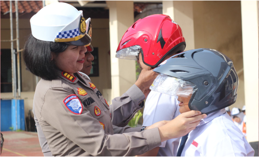 Dalam kegiatan Binluh itu, AKP Kumala Enggar Anjarani juga memberikan hadiah kepada siswa yang dapat menjawab pertanyaan. 