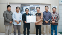 Ketua DPRD Purbalingga HR Bambang Irawan menerima  Surat Keputusan (SK) penetapan Bupati dan Wabup Terpilih hasil Pilkada 2024 dari Komisi Pemilihan Umum  (KPU) Purbalingga, Jumat 10 Januari 2025. Ketua DPRD Purbalingga HR Bambang Irawan menerima  Surat Keputusan (SK) penetapan Bupati dan Wabup Terpilih hasil Pilkada 2024 dari Komisi Pemilihan Umum  (KPU) Purbalingga, Jumat 10 Januari 2025.