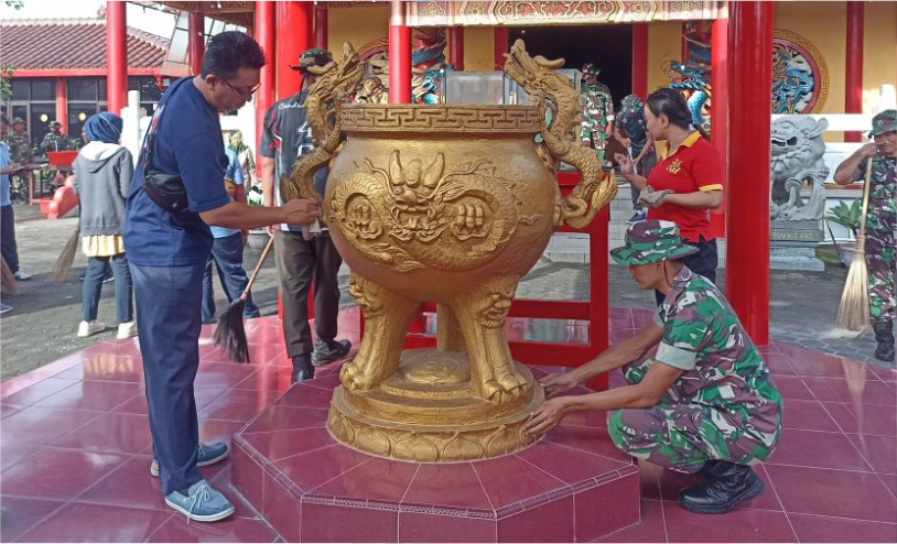 Lintas komunitas (Linkom) menggelar bakti sosial membersihkan dan mempercantik Tempat Ibadah Tirta Dharma (TTID) Klenteng Hok Tek Bio Purbalingga, Jumat 24 Januari 2025.
