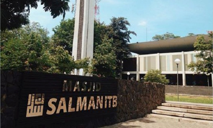 Masjid Salman di komplek kampus Institut Teknologi Bandung (ITB)
