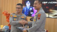 Pejabat baru Kapolres Purbalingga, AKBP Achmad Akbar dan pejabat lama AKBP Rosyid Hartanto saat apel arahan pimpinan di Mapolres Purbalingga, Sabtu 18 Januari 2025.