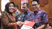 Sekda Purbalingga, Herni Sulasti mewakili Bupati Purbalingga Dyah Hayuning Pratiwi menyerahkan Dokumen Pemkab dalam Pelaksanaan Anggaran (DPA) untuk SKPD Tahun Anggaran 2025, di Operational Room Graha Adi Guna, Kamis 02 Januari 2025 Sekda Purbalingga, Herni Sulasti mewakili Bupati Purbalingga Dyah Hayuning Pratiwi menyerahkan Dokumen Pemkab dalam Pelaksanaan Anggaran (DPA) untuk SKPD Tahun Anggaran 2025, di Operational Room Graha Adi Guna, Kamis 02 Januari 2025