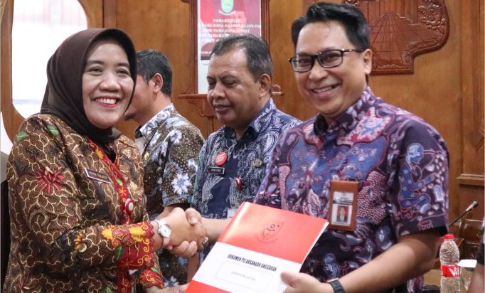Sekda Purbalingga, Herni Sulasti mewakili Bupati Purbalingga Dyah Hayuning Pratiwi menyerahkan Dokumen Pemkab dalam Pelaksanaan Anggaran (DPA) untuk SKPD Tahun Anggaran 2025, di Operational Room Graha Adi Guna, Kamis 02 Januari 2025 Sekda Purbalingga, Herni Sulasti mewakili Bupati Purbalingga Dyah Hayuning Pratiwi menyerahkan Dokumen Pemkab dalam Pelaksanaan Anggaran (DPA) untuk SKPD Tahun Anggaran 2025, di Operational Room Graha Adi Guna, Kamis 02 Januari 2025