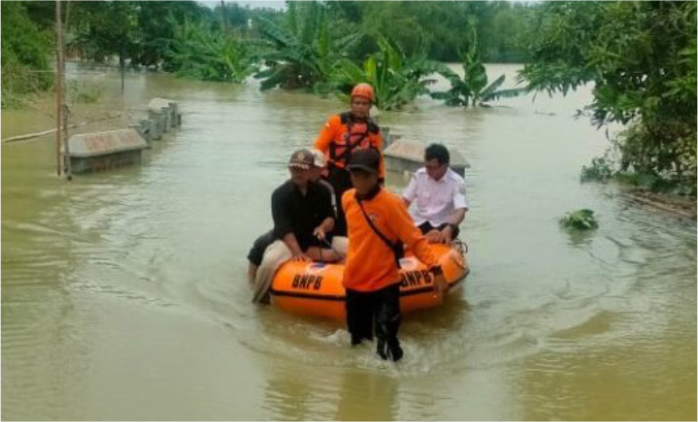 Pramuli Kwarcab Grobogan membantu korban banjir akibat jebolnya tanggul air di 4 desa yaitu Putat, Papanrejo, Baturagung dan Mlati Mintreng.