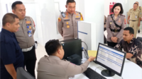 Kapolres Purbalingga AKBP Rosyid Hartanto dan Kasat Lantas AKP Kumala Enggar Anjarani saat melihat pelayanan petugas Satuan Penyelenggara Administrasi (Satpas) Polres Purbalingga di gedung baru di Jalan Soekarno-Hatta Purbalingga, Senin 6 Januari 2025. Kapolres Purbalingga AKBP Rosyid Hartanto dan Kasat Lantas AKP Kumala Enggar Anjarani saat melihat pelayanan petugas Satuan Penyelenggara Administrasi (Satpas) Polres Purbalingga di gedung baru di Jalan Soekarno-Hatta Purbalingga, Senin 6 Januari 2025.