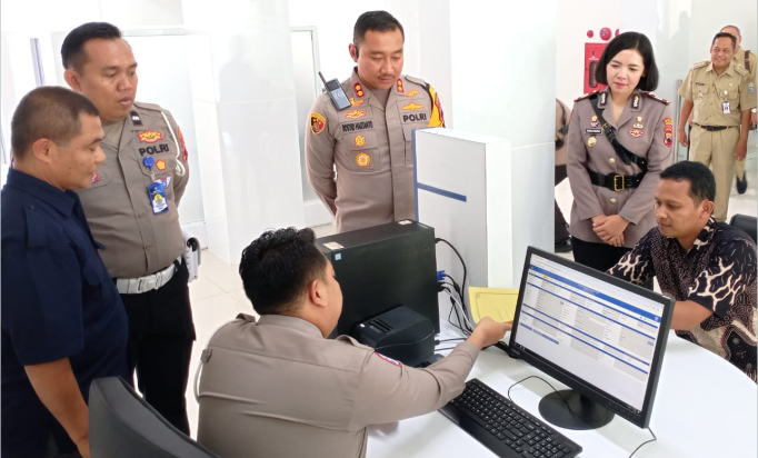 Kapolres Purbalingga AKBP Rosyid Hartanto dan Kasat Lantas AKP Kumala Enggar Anjarani saat melihat pelayanan petugas Satuan Penyelenggara Administrasi (Satpas) Polres Purbalingga di gedung baru di Jalan Soekarno-Hatta Purbalingga, Senin 6 Januari 2025. Kapolres Purbalingga AKBP Rosyid Hartanto dan Kasat Lantas AKP Kumala Enggar Anjarani saat melihat pelayanan petugas Satuan Penyelenggara Administrasi (Satpas) Polres Purbalingga di gedung baru di Jalan Soekarno-Hatta Purbalingga, Senin 6 Januari 2025.