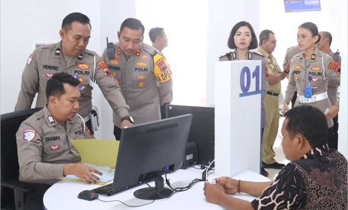 Kapolres Kapolres Purbalingga AKBP Rosyid Hartanto melaksnakan secara langsung sekaligus memantau kesiapan sistem pelayanan di Satpas Prototipe, di gedung baru yang berada di Jalan Soekarno-Hatta Purbalingga, Senin 6 Januari 2025.