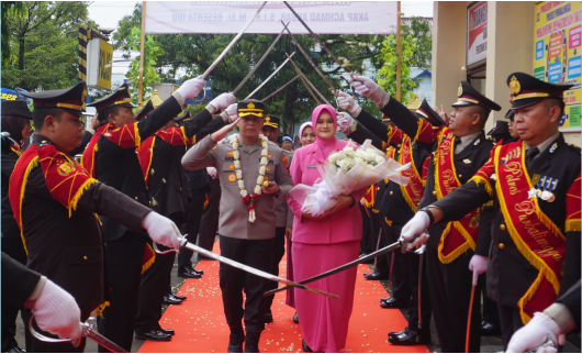 Tradisi pedang pora menyambut kedatangan AKBP Achmad Akbar sebagai Kapolres Purbalingga, di Mapolres Purbalingga, Sabtu 18 Januari 2025.