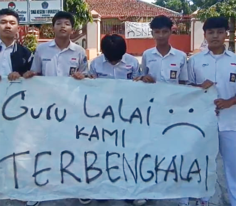 aksi protes 140 siswa SMA Negeri Bukateja Kabupaten Purbalingga di lingkungan sekolahan yang berada di jalan Purwandaru, Rabu 5 Februari 2025.