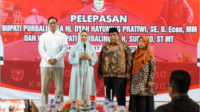 Bupati Dyah Hayuning Pratiwi (Tiwi) dan Wakil Bupati Purbalingga H Sudono (Dono) saat acara pelepasan masa purna tugas Bupati Wakil Bupati Purbalingga di Pendapa Dipokusumo Purbalingga, Senin 17 Februari 2025 malam. Bupati Dyah Hayuning Pratiwi (Tiwi) dan Wakil Bupati Purbalingga H Sudono (Dono) saat acara pelepasan masa purna tugas Bupati Wakil Bupati Purbalingga di Pendapa Dipokusumo Purbalingga, Senin 17 Februari 2025 malam.