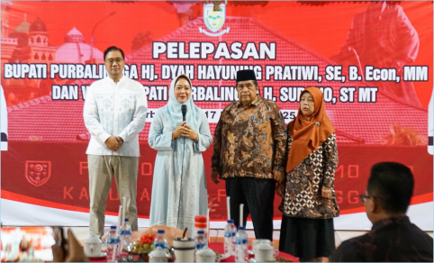 Bupati Dyah Hayuning Pratiwi (Tiwi) dan Wakil Bupati Purbalingga H Sudono (Dono) saat acara pelepasan masa purna tugas Bupati Wakil Bupati Purbalingga di Pendapa Dipokusumo Purbalingga, Senin 17 Februari 2025 malam.