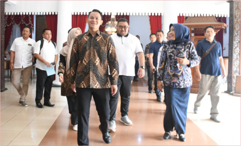 Bupati H Fahmi Muhammad Hanif dan Wakil Bupati Dimas Prasetyahani meninjau lingkungan kerja yang baru, seperti rumah jabatan dan ruang kerjanya, Jum'at 21 Februari 2025