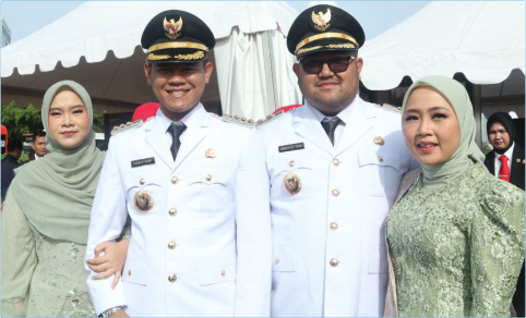 Fahmi Muhammad Hanif (Fahmi) dan Dimas Prasetyahani (Dimas) usai mengikuti pelatikan bersama 33 gubernur, 33 wakil gubernur, 363 bupati, 362 wakil bupati, 85 walikota, 85 wakil walikota dengan total 961 kepala daerah dari 481 daerah, di Istana Merdeka, Jakarta, Kamis 20 Februari 2025. Sumber Foto: Bagian Prokompim Setda Purbalingga