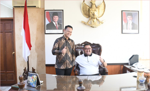 Bupati H Fahmi Muhammad Hanif dan Wakil Bupati Dimas Prasetyahani meninjau ruang kerjanya