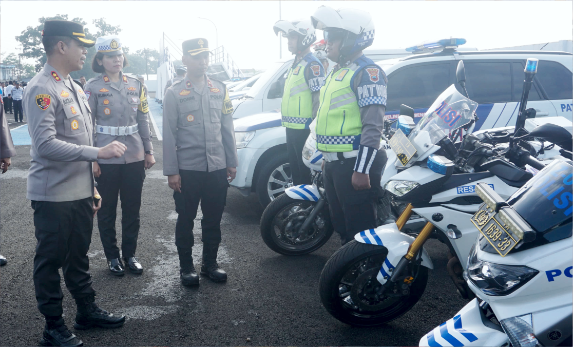Kapolres Purbalingga AKBP Achmad Akbar, Wakapolres Purbalingga Kompol Donni Krestanto dan Kasatlantas Polres Purbalingga AKP Kumala Enggar Anjarani memeriksa kesiapan personil yang terlibat dalam Operasi Keselamatan Candi 2025 usai gelar pasukan di halaman Kantor Satpas Polres Purbalingga, Senin 10 Februari 2025. Kapolres Purbalingga AKBP Achmad Akbar, Wakapolres Purbalingga Kompol Donni Krestanto dan Kasatlantas Polres Purbalingga AKP Kumala Enggar Anjarani memeriksa kesiapan personil yang terlibat dalam Operasi Keselamatan Candi 2025 usai gelar pasukan di halaman Kantor Satpas Polres Purbalingga, Senin 10 Februari 2025.