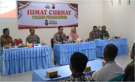 Kapolres Purbalingga, AKBP Achmad Akbar membuka ruang untuk menerima masukan dari warga masyarakat dalam Jumat Curhat di Desa Kembangan, Kecamatan Bukateja, Kabupaten PurbaIingga, Jumat 31 Januari 2025 malam Kapolres Purbalingga, AKBP Achmad Akbar membuka ruang untuk menerima masukan dari warga masyarakat dalam Jumat Curhat di Desa Kembangan, Kecamatan Bukateja, Kabupaten PurbaIingga, Jumat 31 Januari 2025 malam