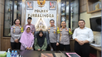 Kapolres Purbalingga AKBP Achmad Akbar bersama Wakapolres Kompol Donni Krestanto, Kasat Reskrim AKP Aris Setianto dan Kasat Lantas AKP Kumala Enggar Anjarani berfoto dengan Azkiya Maulida dan kedua orangtuanya, Selasa 11 Februari 2025 sore. Kapolres Purbalingga AKBP Achmad Akbar bersama Wakapolres Kompol Donni Krestanto, Kasat Reskrim AKP Aris Setianto dan Kasat Lantas AKP Kumala Enggar Anjarani berfoto dengan Azkiya Maulida dan kedua orangtuanya, Selasa 11 Februari 2025 sore.