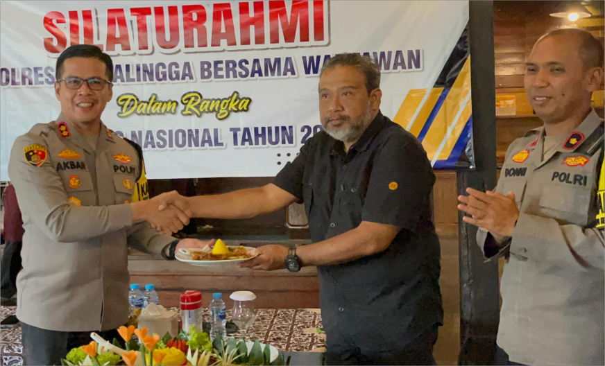 Kapolres Purbalingga AKBP Achmad Akbar memotong tumpeng dan menyerahkan kepada Ketua PWI PurbaIingga Joko Santoso dalam rangka memperingati Hari Pers Nasional (HPN) tahun 2025, di Rumah Makan Kopi Bathok Purbalingga, Senin 10 Februari 2025. Kapolres Purbalingga AKBP Achmad Akbar memotong tumpeng dan menyerahkan kepada Ketua PWI PurbaIingga Joko Santoso dalam rangka memperingati Hari Pers Nasional (HPN) tahun 2025, di Rumah Makan Kopi Bathok Purbalingga, Senin 10 Februari 2025.