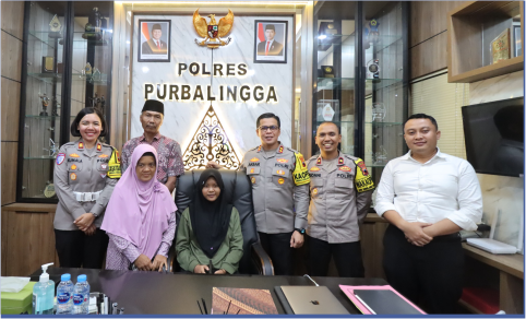 Kapolres Purbalingga AKBP Achmad Akbar bersama Wakapolres Kompol Donni Krestanto, Kasat Reskrim AKP Aris Setianto dan Kasat Lantas AKP Kumala Enggar Anjarani berfoto dengan Azkiya Maulida dan kedua orangtuanya, Selasa 11 Februari 2025 sore. Kapolres Purbalingga AKBP Achmad Akbar bersama Wakapolres Kompol Donni Krestanto, Kasat Reskrim AKP Aris Setianto dan Kasat Lantas AKP Kumala Enggar Anjarani berfoto dengan Azkiya Maulida dan kedua orangtuanya, Selasa 11 Februari 2025 sore.