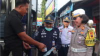 Kasat Lantas Polres Purbalingga, AKP Kumala Enggar Anjarani memimpin pemeriksaan kelayakan kendaraan angkutan umum (ramchek) di Terminal Bus Purbalingga, Kamis 13 Februari 2025. Kasat Lantas Polres Purbalingga, AKP Kumala Enggar Anjarani memimpin pemeriksaan kelayakan kendaraan angkutan umum (ramchek) di Terminal Bus Purbalingga, Kamis 13 Februari 2025.