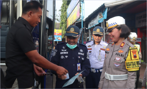 Kasat Lantas Polres Purbalingga, AKP Kumala Enggar Anjarani memimpin pemeriksaan kelayakan kendaraan angkutan umum (ramchek) di Terminal Bus Purbalingga, Kamis 13 Februari 2025. Kasat Lantas Polres Purbalingga, AKP Kumala Enggar Anjarani memimpin pemeriksaan kelayakan kendaraan angkutan umum (ramchek) di Terminal Bus Purbalingga, Kamis 13 Februari 2025.