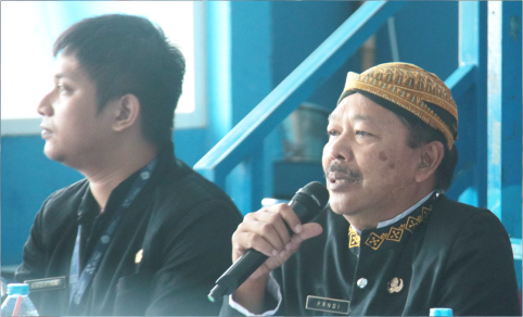 Kepala Badan Kesatuan Bangsa dan Politik (Bakesbangpol) Purbalingga, Pandi, saat membuka acara Sosialisasi Wawasan Kebangsaan untuk siswa SMA, SMK, dan MA se-Kabupaten Purbalingga di SMK Negeri 1 Kaligondang, Selasa 18 Februari 2025. Kepala Badan Kesatuan Bangsa dan Politik (Bakesbangpol) Purbalingga, Pandi, saat membuka acara Sosialisasi Wawasan Kebangsaan untuk siswa SMA, SMK, dan MA se-Kabupaten Purbalingga di SMK Negeri 1 Kaligondang, Selasa 18 Februari 2025.