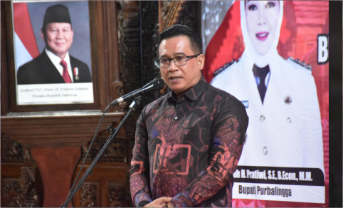 Ketua DPRD Kabupaten Purbalingga, H.R. Bambang Irawan saat acara pelepasan masa purna tugas Bupati Dyah Hayuning Pratiwi (Tiwi) dan Wakil Bupati Purbalingga H Sudono (Dono), di Pendapa Dipokusumo Purbalingga, Senin 17 Februari 2025 malam. Ketua DPRD Kabupaten Purbalingga, H.R. Bambang Irawan saat acara pelepasan masa purna tugas Bupati Dyah Hayuning Pratiwi (Tiwi) dan Wakil Bupati Purbalingga H Sudono (Dono), di Pendapa Dipokusumo Purbalingga, Senin 17 Februari 2025 malam.