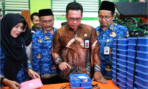 Ketua DPRD Purbalingga, HR Bambang Irawan melihat langsung pelaksanaan Makan Bergizi Gratis (MBG) dari pemerintah di SMP Negeri 2 Purbalingga, Senin 17 Februari 2025.