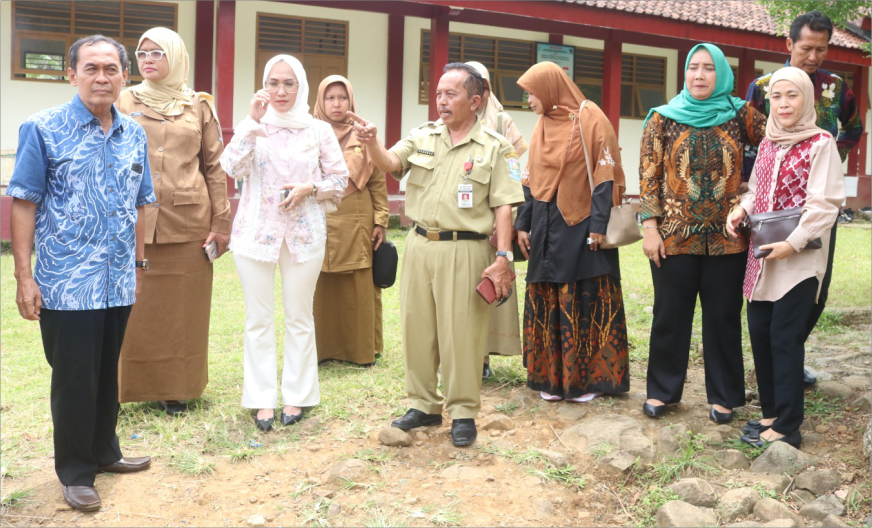 Komisi III DPRD Purbalingga melaksanakan kunjungan kerja pengawasan di SMP Negeri 4 Karangmoncol, Senin 10 Februari 2024 Komisi III DPRD Purbalingga melaksanakan kunjungan kerja pengawasan di SMP Negeri 4 Karangmoncol, Senin 10 Februari 2024