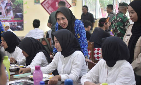 Para siswa di SMA Negeri 1 Kemangkon mulai menikmati Program Makan Bergizi Gratis (MBG), Senin 17 Februari 2025
