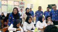 Bupati Purbalingga, Dyah Hayuning Pratiwi (Tiwi) meninjau langsung pelaksanaan program Makan Bergizi Gratis (MBG) di SMA Negeri 1 Kemangkon, Senin 17 Februari 2025 Bupati Purbalingga, Dyah Hayuning Pratiwi (Tiwi) meninjau langsung pelaksanaan program Makan Bergizi Gratis (MBG) di SMA Negeri 1 Kemangkon, Senin 17 Februari 2025