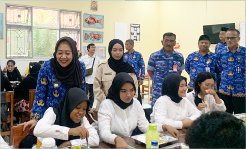 Bupati Purbalingga, Dyah Hayuning Pratiwi (Tiwi) meninjau langsung pelaksanaan program Makan Bergizi Gratis (MBG) di SMA Negeri 1 Kemangkon, Senin 17 Februari 2025