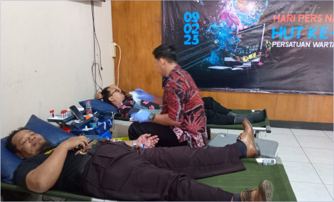 PWI Kabupaten Purbalingga dan Unit Donor Darah Palang Merah Indonesia (UDD PMI) Cabang Kabupaten Purbalingga menyelenggarakan donor darah massal, di Balai Wartawan, Kamis 13 Februari 2025.