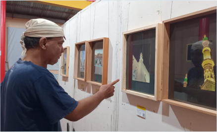 Pengunjung menyaksikan foto seniman asal Purbalingga, Djentot Subechi yang memamerkan karya fotografi bertajuk "Buka Rana" di Kelenteng Hok Tek Bio Purbalingga, Jumat 31 Januari 2025. Pengunjung menyaksikan foto seniman asal Purbalingga, Djentot Subechi yang memamerkan karya fotografi bertajuk "Buka Rana" di Kelenteng Hok Tek Bio Purbalingga, Jumat 31 Januari 2025.