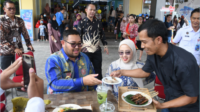 Wakil Bupati Purbalingga Dimas Prasetyahani dan istri Denita Adveptiana saat menikmati kuliner khas Purbalingga Pasar Kuliner Sudirman yang terselenggara di Eka Surya Plaza Purbalingga, Rabu 26 Februari 2025. Wakil Bupati Purbalingga Dimas Prasetyahani dan istri Denita Adveptiana saat menikmati kuliner khas Purbalingga Pasar Kuliner Sudirman yang terselenggara di Eka Surya Plaza Purbalingga, Rabu 26 Februari 2025.