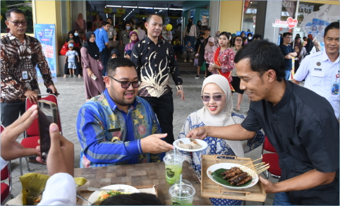 Wakil Bupati Purbalingga Dimas Prasetyahani dan istri Denita Adveptiana saat menikmati kuliner khas Purbalingga Pasar Kuliner Sudirman yang terselenggara di Eka Surya Plaza Purbalingga, Rabu 26 Februari 2025. Wakil Bupati Purbalingga Dimas Prasetyahani dan istri Denita Adveptiana saat menikmati kuliner khas Purbalingga Pasar Kuliner Sudirman yang terselenggara di Eka Surya Plaza Purbalingga, Rabu 26 Februari 2025.