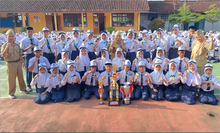 Kepala SMP Negeri 2 Kalimanah, Tjandra Irawati memberikan apresiasi kepada para pesilat SMP Negeri 2 Kalimanah yang telah tampil gemilang dalam Kejuaraan Kabupaten Pencak Silat Piala Bupati Purbalingga tahun 2025, Senin 10 Februari 2025