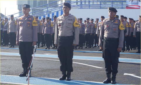 Aiptu Oni Fatkhudin dari Polsek Rembang, Bripka Sartono dan Aipda Jumarno dari Satsamapta menerima penghargaan Polisi RW teraktif dalam pelaporan dari Kapolres Purbalingga AKBP Achmad Akbar, di halaman Kantor Satpas Prototipe Polres Purbalingga, Selasa 18 Februari 2025. Aiptu Oni Fatkhudin dari Polsek Rembang, Bripka Sartono dan Aipda Jumarno dari Satsamapta menerima penghargaan Polisi RW teraktif dalam pelaporan dari Kapolres Purbalingga AKBP Achmad Akbar, di halaman Kantor Satpas Prototipe Polres Purbalingga, Selasa 18 Februari 2025.